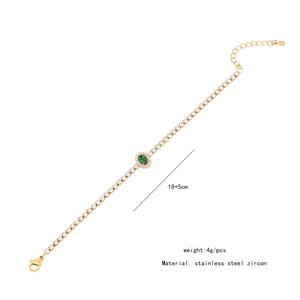 Vue détaillée du bracelet zircon vert émeraude avec chaîne en acier de 18+5cm