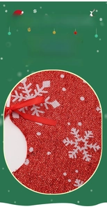 Détail de jupe de sapin de Noël rouge en toile avec flocons blancs et ruban de soie