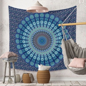 Détail d'une tapisserie mandala bohème avec motifs bleus complexes sur mur industriel