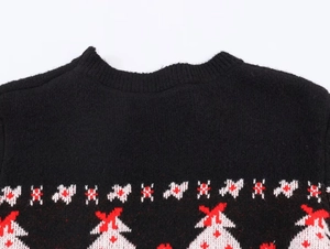Gros plan du col tricoté avec sapins de Noël blancs et motifs géométriques rouges