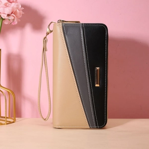 Detail view of the tricolor faux leather long wallet with wrist strap and gold metal bar