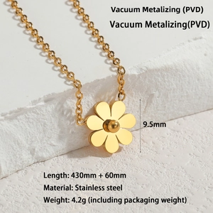 Détail macro du pendentif marguerite dorée avec dimensions de la chaîne en acier