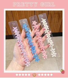 Gros plan de mini barrettes fleurs colorées avec strass pour les cheveux des filles