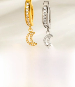 Makro-Detail von G23 Titan Bauchnabelpiercing mit Zirkonia Mond-Anhänger 1,6x10mm