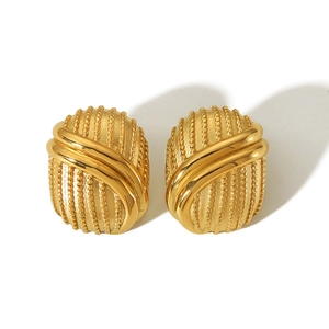 Détail de boucles d'oreilles en acier inoxydable doré 18 carats avec motif tressé vintage