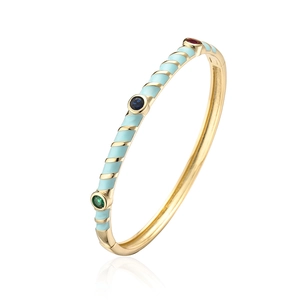 Detail eines vergoldeten Armreifs im Boho-Stil mit blauem Emaille und bunten Steinen