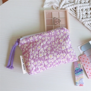 Vue à plat de la mini pochette lilas en seersucker à fleurs et étiquette simple wish