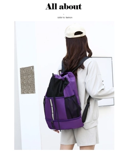 Vista posteriore dello zaino sportivo viola con coulisse, tasche a rete e spallacci