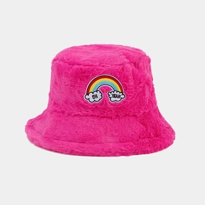 Détail d'un bob en peluche rose avec broderie arc-en-ciel et texte Oh Yeah