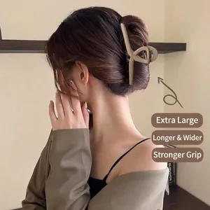 Pince à cheveux mate beige extra large pour cheveux épais montrée sur un chignon de femme