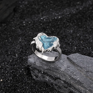 S925 Silberring mit blauem Emaille-Herz und Lava-Design auf natürlichem Stein-Hintergrund