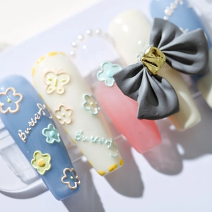 3D-Nagelkunst-Set mit Blumen, Schmetterlingen und grauer Schleife auf langen Nägeln