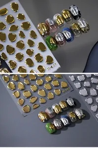 Vista dettagliata degli adesivi 3D metallici dorati e argentei per nail art M-147