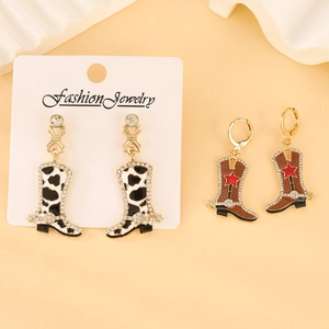 Cowboylaars oorbellen set met koeienprint en rode sterren met glanzende strass