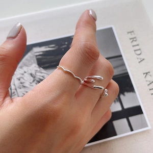Chic 925 sterling silver wavy open ring with liquid streamline design on hand