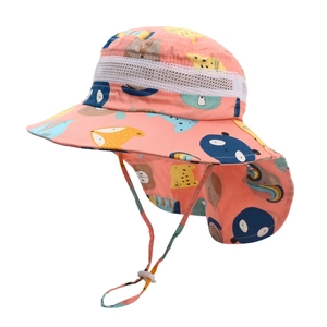 Détail du chapeau de soleil rose pour enfant avec motifs animaux et maille aérée