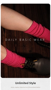Vue détaillée de chaussettes en coton côtelé rose fuchsia avec des chaussures en cuir noir