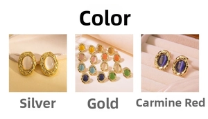 Dettaglio degli orecchini vintage in occhio di tigre con varie pietre colorate