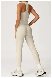 Vista posteriore del set yoga beige con top vogatore e leggings modellanti a vita alta