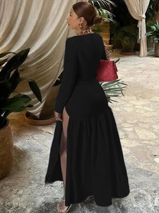 Robe longue noire à manches longues avec fente haute et taille élégante cintrée