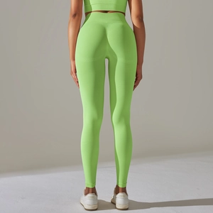 Vue arrière du legging de yoga sans couture vert néon avec effet push-up fessier