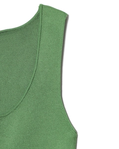 Détail de l'encolure et de la maille d'une robe plissée verte sans manches en tricot
