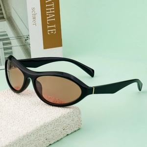 Outdoor-Sport Sonnenbrille mit schwarzem Rahmen und braunen Gläsern auf weißem Stein