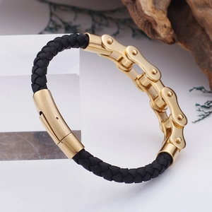 Schwarzes Lederarmband mit goldener Kette im Biker-Stil und sicherem Metallverschluss