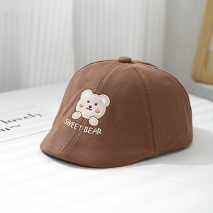 Détail du béret marron pour bébé avec broderie ours et texte Sweet Bear sur le devant