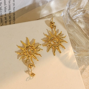 Orecchini a sole dorati con texture martellata e placcatura oro 18K in stile moderno