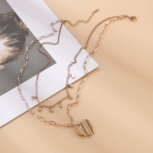 Collier multicouche or rose avec pendentif étoile, cristal et pendentif cœur texturé