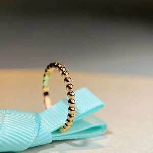 Polierter S925 Sterlingsilber Perlenring mit 18K Champagnergold-Finish auf blauem Band