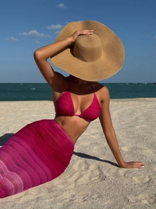 Set bikini 3 pezzi rosso rosa con gonna lunga da spiaggia in rete e trama a onde