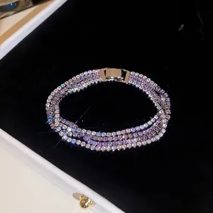Luxuriöses mehrlagiges Tennisarmband mit lila und weißen Zirkonia in einer Schmuckbox