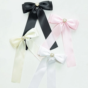 Lot de quatre nœuds en satin noir, rose et blanc avec détails de perles de cœur