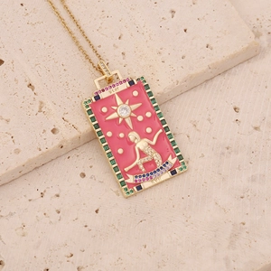 Détail du pendentif Tarot Étoile en émail rose, finition dorée et oxydes de zirconium