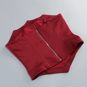Détail d'un haut corset bordeaux avec baleines de structure et fermeture éclair au dos