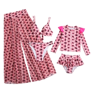Ensemble bikini 5 pièces tie-dye rose et noir avec paréo en mesh et détails à volants