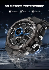 Primo piano dinamico dell'orologio sportivo digitale impermeabile SANDA tra gli schizzi