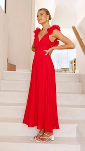 Dettagli dell'abito in chiffon rosso con spalline a volant e tagli sexy sulla vita