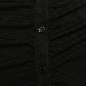 Dettaglio in maglia a coste nera con chiusura a bottoni e design con arricciature