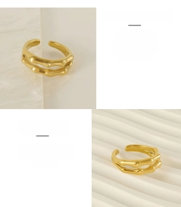 Detail eines 18K vergoldeten doppelstöckigen Edelstahlrings mit Bambus-Textur