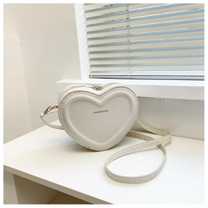 Dettaglio della borsa a tracolla a forma di cuore con goffratura Fashion & Bag e zip metallica