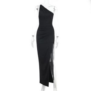 Détail d'une robe de soirée noire à une épaule avec fente latérale haute et coupe ajustée