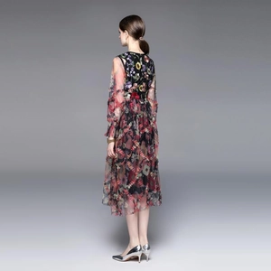 Robe élégante en tulle à taille haute avec broderie florale 3D colorée et vue de dos chic