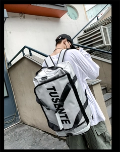 Detailed view of the waterproof Oxford fabric and reinforced straps of the gray travel bag