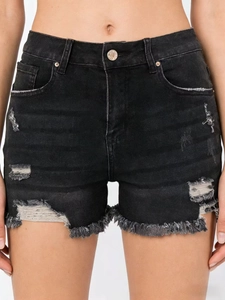 Détails rapprochés d'un short en jean noir taille haute avec déchirures et ourlets effilochés