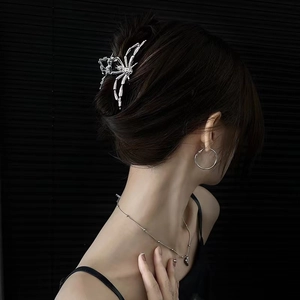 Pinza de pelo de araña plateada para mujer, elegante pinza de metal para peinados elegantes.