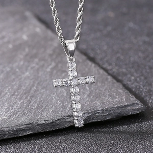 Collana con pendente a croce argento hip hop con zirconi e catena a corda