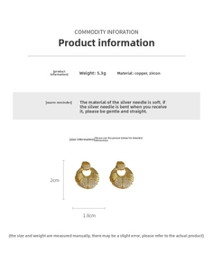Détail des boucles d'oreilles dorées en éventail avec zircon et dimensions affichées